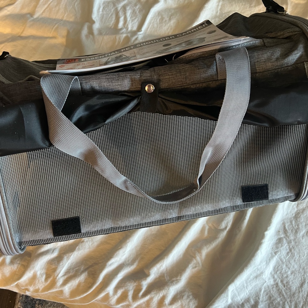 Pet shoulder carrier